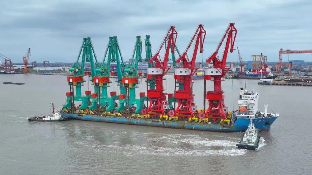 公司所屬“泛洲6”輪滿載10臺門機開往印尼